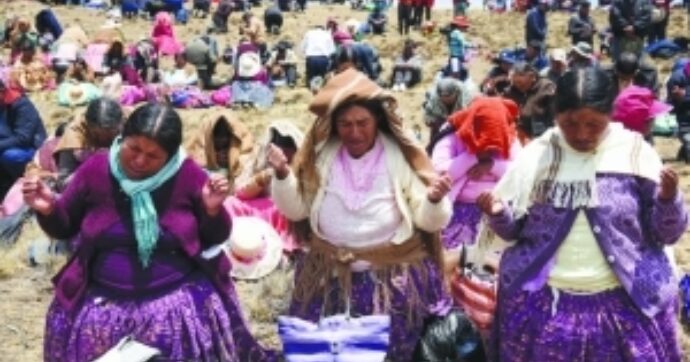 Bolivians gather at dam to pray for rain